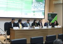 pessoas em mesa de evento