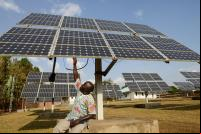 homem em uganda próximo a de energia solar