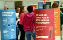 banners coloridos com pessoas
