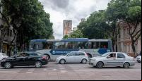 foto de ônibus e carros