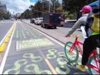 foto de ciclista em ciclofaixa