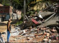 Morador observa os danos após deslizamento no Rio de Janeiro (Foto: Vitor Abdala/Agência Brasil)