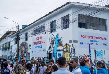 pessoas reunidas em frente a Posto Territorial em Peixinhos, Olinda