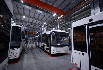 imagem de ônibus elétricos sendo fabricados