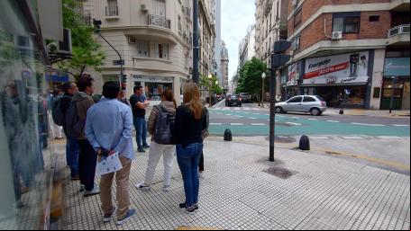 pessoas caminham por buenos aires