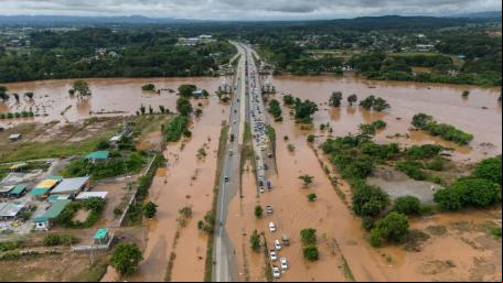 Rodovia parcialmente submersa na província de Chiang Rai, na Tailândia, após o Tufão Yagi em 2024