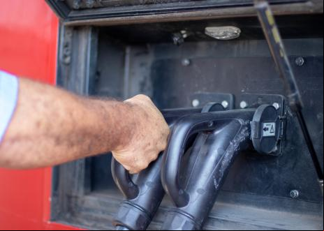 homem carrega ônibus elétrico