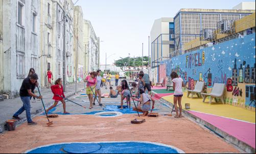 pessoas ajudando em mutirão para criar rota da infância na comunidade do pilar, recife