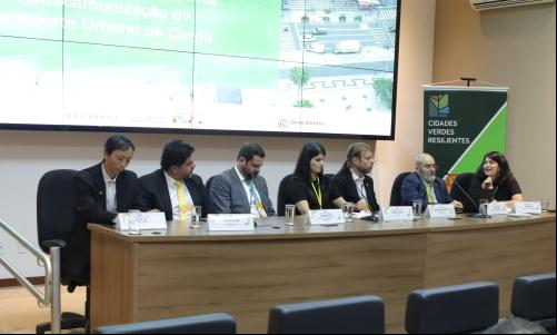 pessoas em mesa de evento