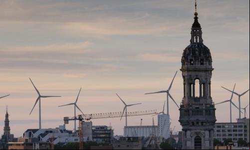 empresas e investidores devem ficar atentos a riscos climáticos. na foto, paisagem com turbinas eólicas na bélgica